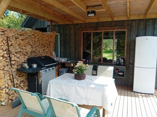 Facilities, Boheemlaslik pooning Padaste lahe aares in Padaste