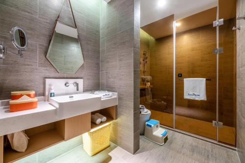 room detail thumbnail 2