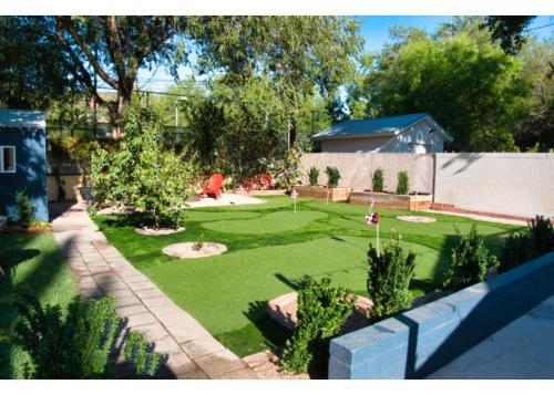 Single Story 3BR Downtown Oasis Hot Tub Mini Golf Premium Amenities