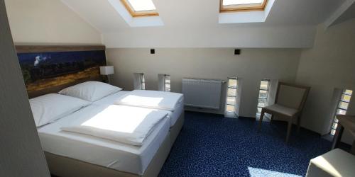 Standard Double Room image 9
