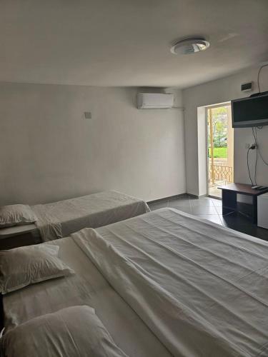 3 twin beds