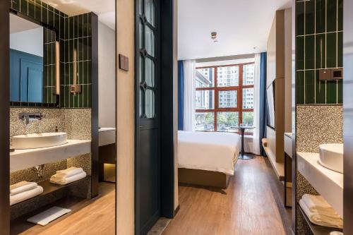 room detail thumbnail 2