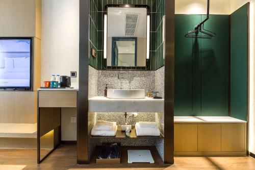 room detail thumbnail 2