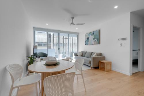Modern Kirra Beach Escape - Walk to Everything