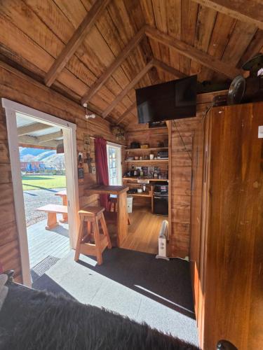 Jack Daniels Rest Gateway to Tekapo and the MacKenzie District in เบิร์กส์พาส
