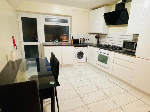 Free parking with spacious double bedrooms near Abby Wood for Elizabeth Line and Network Rail chambre d'hôte Upton Centre