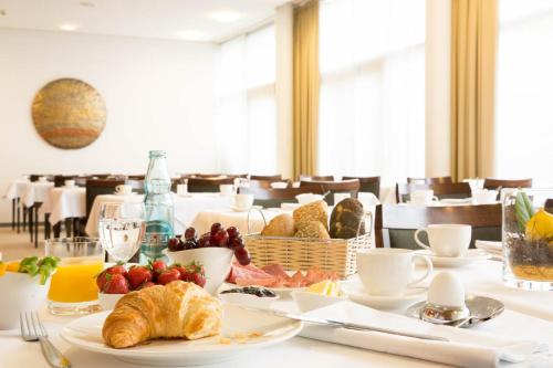 Food and beverages, ACHAT Hotel Corbin Munchen Airport in Freising