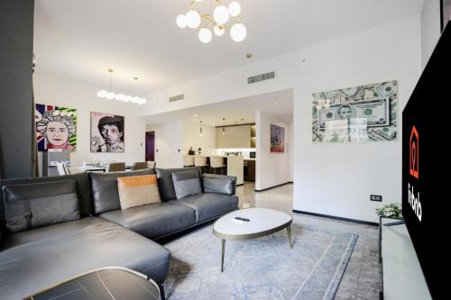 Livbnb-Upgraded 3BR plus Maid's Room, near Five Lux, Dubai (photo 10)
