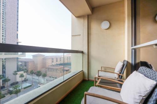 Livbnb-Upgraded 3BR plus Maid's Room, near Five Lux, Dubai (photo 2)