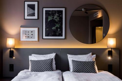 2 twin beds, 1 sofa bed