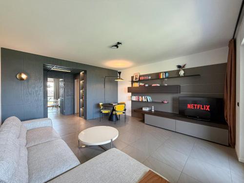 80m2, 7 piano, bilocale con 2 terrazze e 2 bagni in Quartiere Adriano