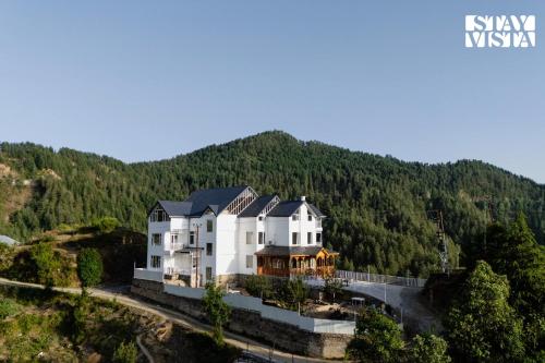 StayVista at The Altair Villa - 7BR villa in Theog with Bonfire, BBQ, Theog