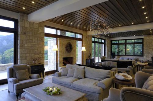 Pub/Lounge, Styga Mountain Resort in Zarouhla