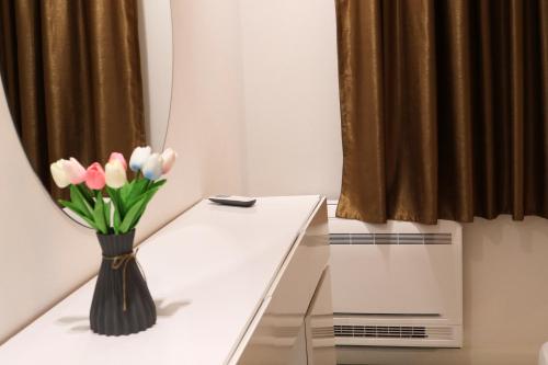 One-Bedroom Apartment image 8