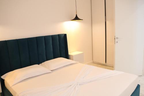 One-Bedroom Apartment image 4