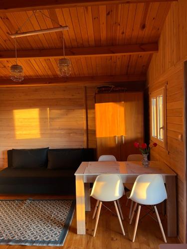 Domki nad stawem in Paprotki