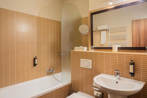 Deluxe One-Bedroom Suite image 8