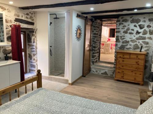 Entre Eaux et Roches - Gîte dans maison ardéchoise de caractère (Entre Eaux et Roches - Gite dans maison ardechoise de caractere) in Valgorge