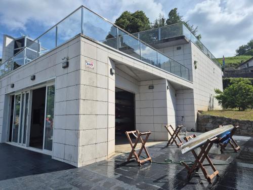 Casa Maitri- con piraguas junto a la ría (Casa Maitri- con piraguas junto a la ria) in Limpias