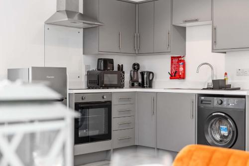 Inviting and modern 2 BR apartment walk to centre in Ballymacarrett