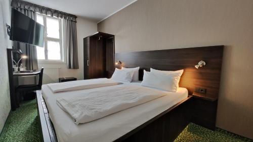 Economy Double Room image 4