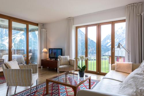 Two-Bedroom Apartment with Mountain View