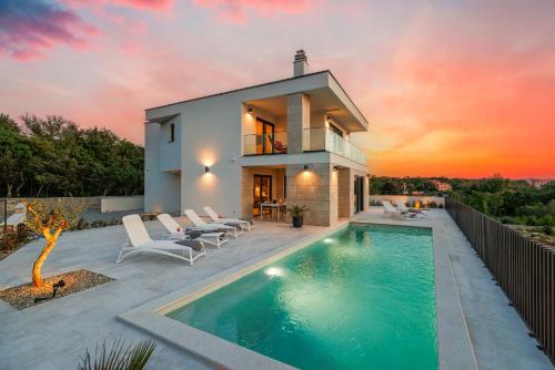 Villa AMARIS with private heated pool – khách sạn tại Radici