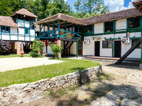 Viesnīcas āriene, Turističko domaćinstvo Tronoški vajati (Turisticko domacinstvo Tronoski vajati) in Korenita