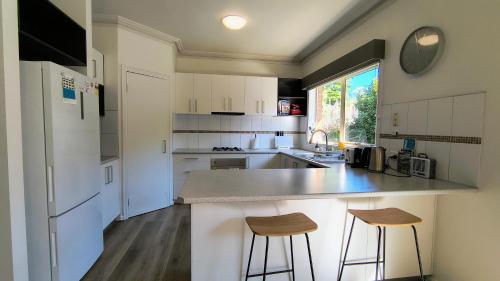 廚房, Bliss Stay Cosy Home 3Bedroom 2Bath in 克羅伊登