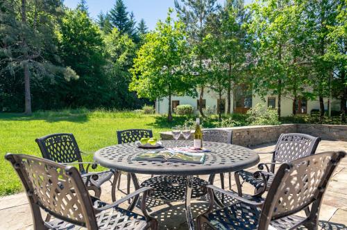 Large Kenmare home sleeping 10. Free use of pool in Knockduragh