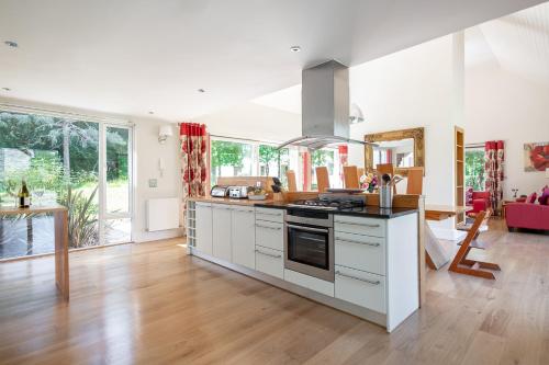 Large Kenmare home sleeping 10. Free use of pool in Knockduragh