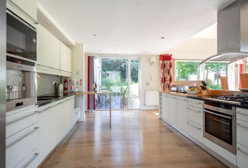 Large Kenmare home sleeping 10. Free use of pool in Knockduragh