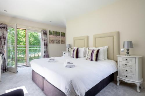 Large Kenmare home sleeping 10. Free use of pool in Knockduragh