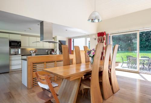 Large Kenmare home sleeping 10. Free use of pool in Knockduragh