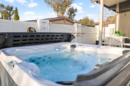 อ่างแช่น้ำร้อน, Luxury Hilltop Stay Pool, Firepit and Views in ลาเมซา (CA)