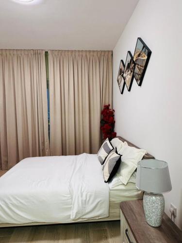 Luxurious 1BR Apartment with Stunning Views, Дубай (фото 4)