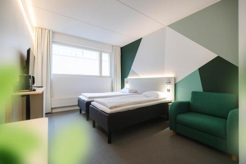2 twin beds, 1 sofa bed