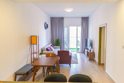 Luxurious 1BR Apartment with Stunning Views, Дубай (фото 9)