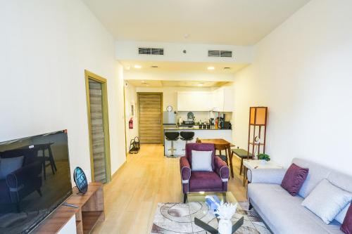 Luxurious 1BR Apartment with Stunning Views, Дубай (фото 10)