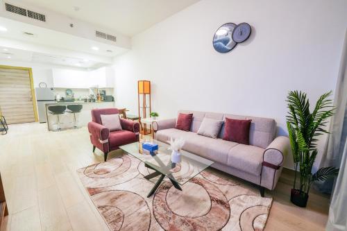 Luxurious 1BR Apartment with Stunning Views, Дубай (фото 7)