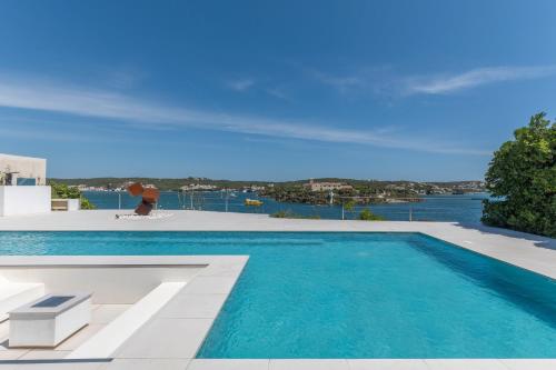 Hastinapura, acceso directo al mar in Es Castell