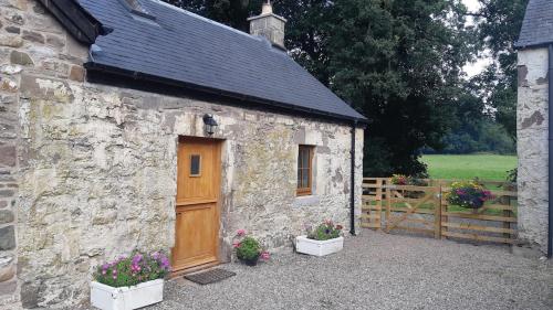 A szálláshely kívülről, A Cozy Bothy Retreat with Hot Tub in Fowlis Wester