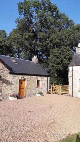 A szálláshely kívülről, A Cozy Bothy Retreat with Hot Tub in Fowlis Wester