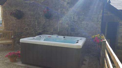 Pezsgőfürdő, A Cozy Bothy Retreat with Hot Tub in Fowlis Wester