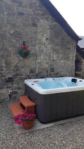 Pezsgőfürdő, A Cozy Bothy Retreat with Hot Tub in Fowlis Wester