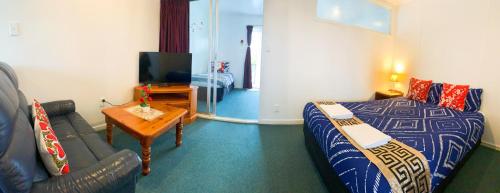1 double bed, 2 twin beds