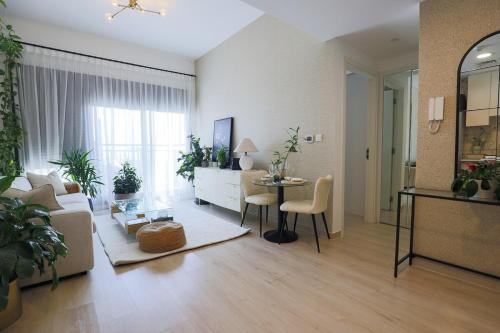 Botanical Bliss 1BR Apartment, Dubai