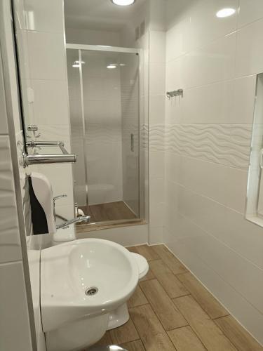 Twin Room with City View image 6