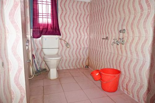 Fürdőszoba, FLAT NO 201 Entire 1BHK & 2BHK private apartments with personal kitchen TAJ RESIDENCY Holiday Homest near Jorhat repülőtér