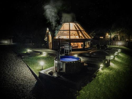 Сад, Osada Poli - Domek Panoramiczny nad Narwią z Prywatną Balią i Hydromasażem (Osada Poli - Domek Panoramiczny nad Narwia z Prywatna Balia i Hydromasazem) in Rozan